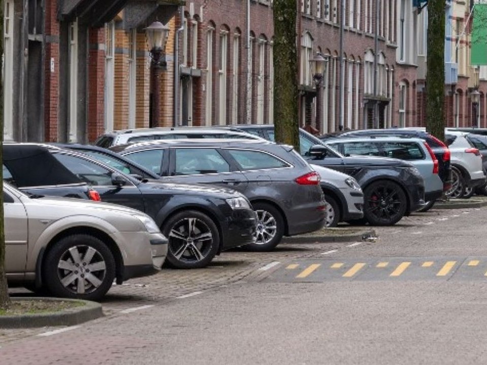 495.000 euro! amsterdamer parkplatz schockt mit  wucherpreis