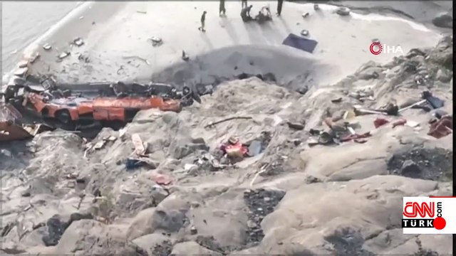 Pakistan'da otobüs vadiye uçtu: 20 ölü