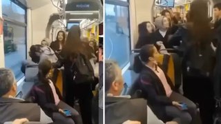 Eskişehir'de tramvayda öğrencilerin saç saça baş başa kavgası kamerada
