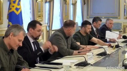 Ucraina, Zelensky a Cameron: importante che armi arrivino subito
