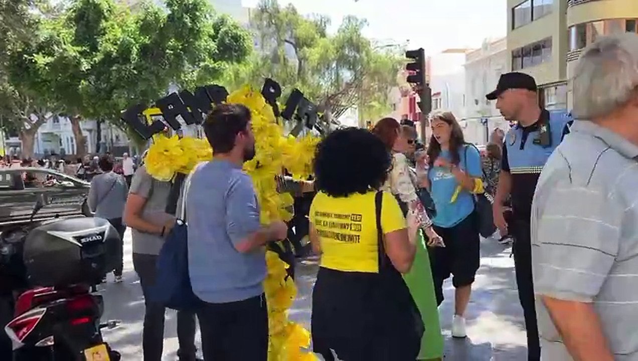 Activistas se concentran en Santa Cruz a ritmo...