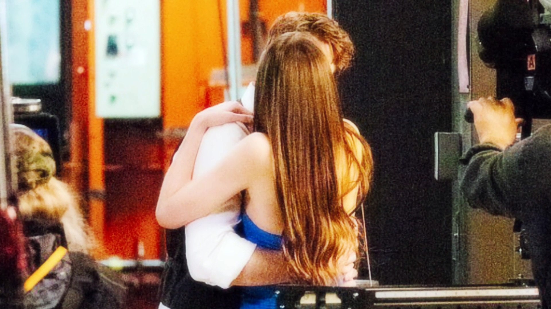 ⁣Dakota Johnson, Chris Evans: Passionate Kiss in 'Materialist' Filming