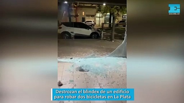 Destrozan el blindex de un edificio para robar dos bicicletas en La Plata