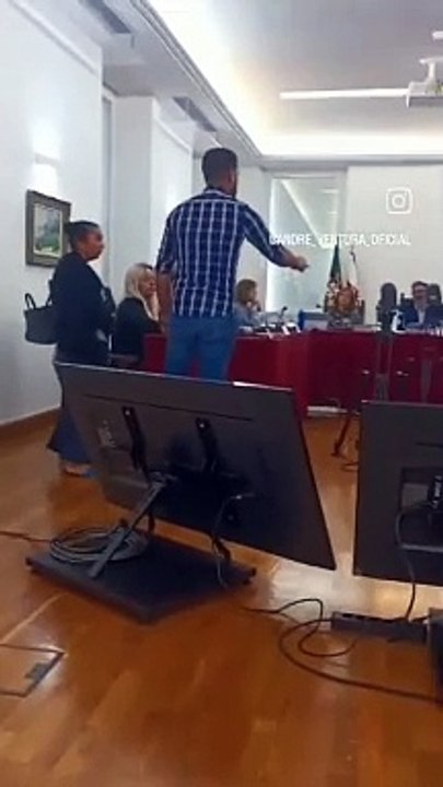 Português de etnia cigana, interrompe reunião da câmara, para exigir uma casa.