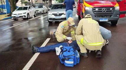 Motociclista atropela pedestre no Centro e fica ferida ao sofrer queda de veículo