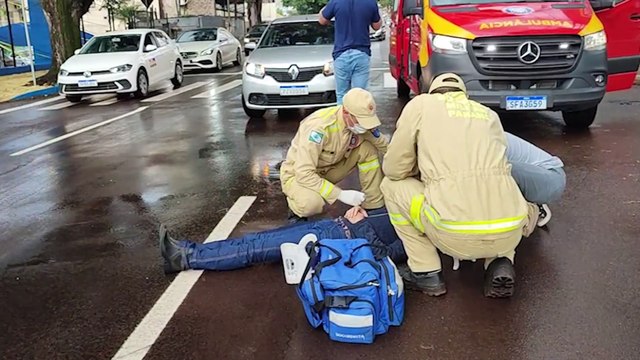 Motociclista atropela pedestre no Centro e fica ferida ao sofrer queda de veículo