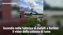 Incendio nella fabbrica di metalli a Berlino: i video della colonna di fumo