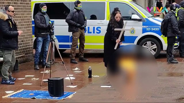 Aktivis Kristen Bakar Alquran Sambil Angkat Salib