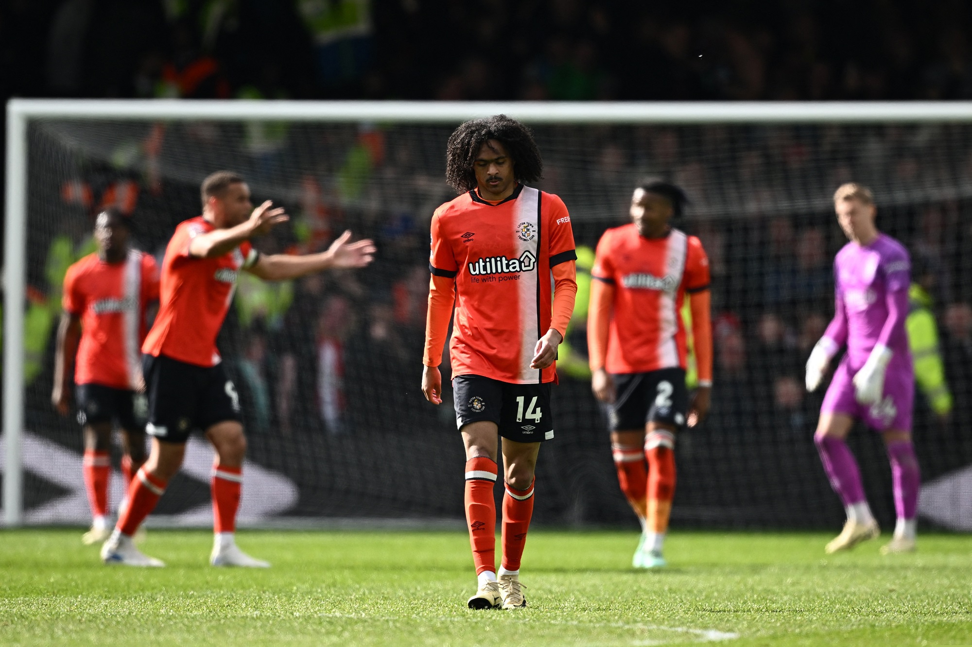 AR 03 EVERTON LUTON OOV