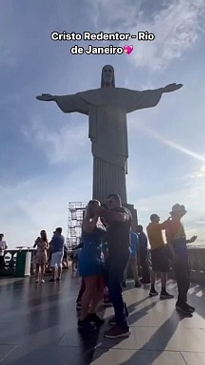 Casal de SC diverte seguidores dançando pelos pontos turísticos do Brasil