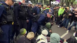 درگیری پلیس بریتانیا با تحصن‌کنندگان معترض به نقض حقوق پناهجویان در لندن