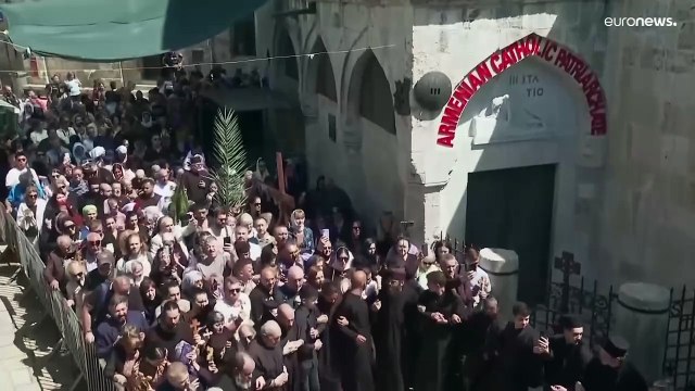شاهد: حجاج أرثوذكس يحيون يوم الجمعة العظيمة في القدس المحتلة