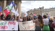 Parigi, giovani filo-palestinesi manifestano davanti al Pantheon