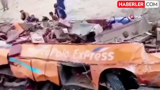 Pakistan'da otobüs vadiye uçtu: 20 ölü