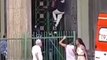 Homem escala portão da sede da Polícia Civil, em Salvador, e é contido por agentes