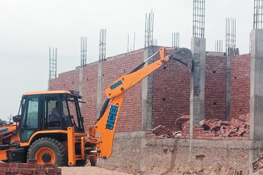 बगैर भू-रूपांतरण किए काटी कॉलोनी, नगर पालिका का चला पीला पंजा, अवैध पक्के निर्माण किए ध्वस्त