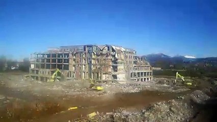 Centro servizi di Bergamo, eco-mostro giù in time lapse