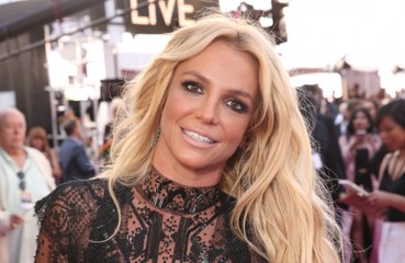 ブリトニー・スピアーズ、下着にブランケット姿で歩く姿が目撃される