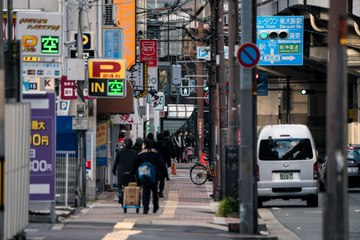 Pourquoi des Trottoirs à Double File au Japon? (Exclusivité Dailymotion)