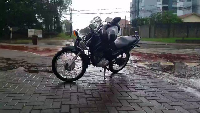Motociclista fica ferida após bater em Peugeot 2008 no Bairro São Cristóvão