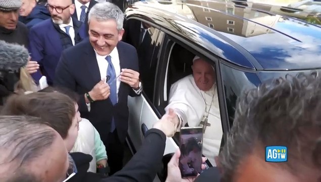 Il papa incontra i preti nella chiesa di santa Croce in Gerusalemme, a Roma