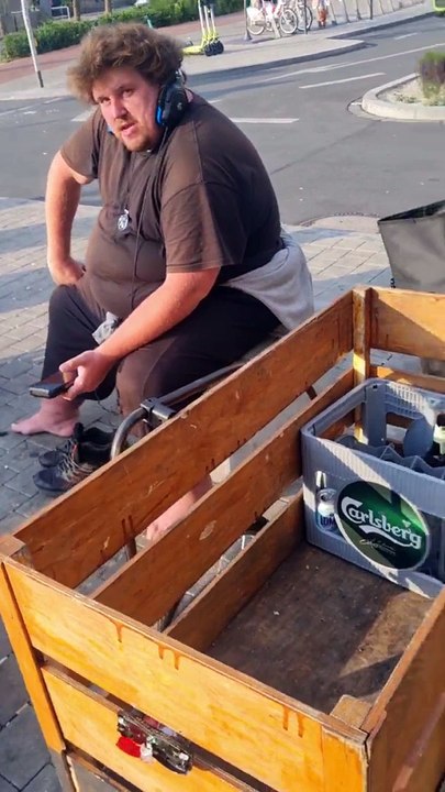 (09.06.2023) Obdachloser Alkoholiker beschützt Rainer vor Haiderin