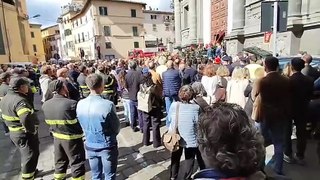 Lutto a Pescia per la morte di un vigile del fuoco: molti colleghi ai funerali