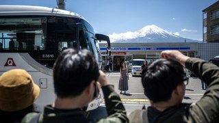 Dans cette ville du Japon, un filet pour masquer le mont Fuji et tenter de réduire l’afflux de touristes