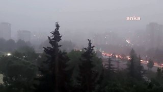 İstanbul ve çevresindeki yoğun yağış, yerini sise ve karanlığa bıraktı