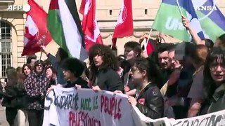 Parigi, gli studenti manifestano per la Palestina davanti al Pantheon
