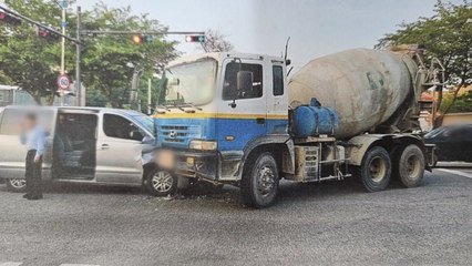 경기 안성 교차로에서 승합차·레미콘 충돌...4명 부상 / YTN