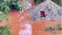 Inondazioni in Brasile, il salvataggio dal tetto all'ultimo minuto