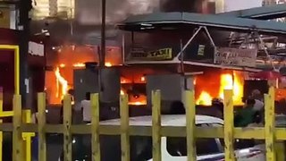 VÍDEO: Ônibus é incendiado na região de Pernambués após mortes no bairro
