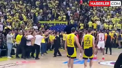 Maç bitti, ortalık karıştı! Basketbolcular ile taraftarlar birbirine girdi