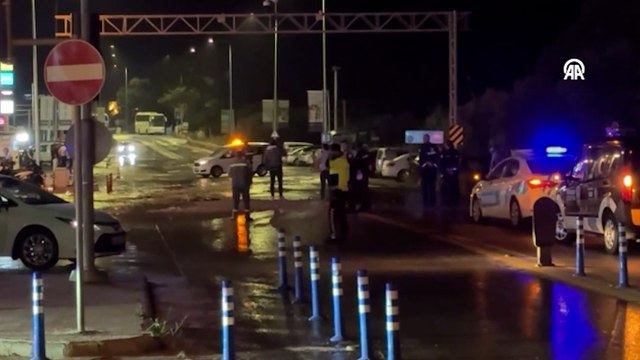 Bodrum'da içme suyu hattında patlama oldu, kara yolu trafiğe kapatıldı