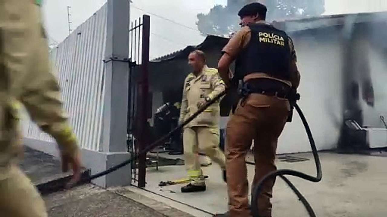 Incêndio em oficina de motos mobiliza bombeiros até o Parolin