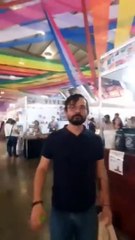 Hombre graba a sus víctimas con una cámara en su zapato