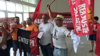 Funcionários do Instituto Federal da Paraíba protestam durante visita de Camilo Santana a João Pessoa