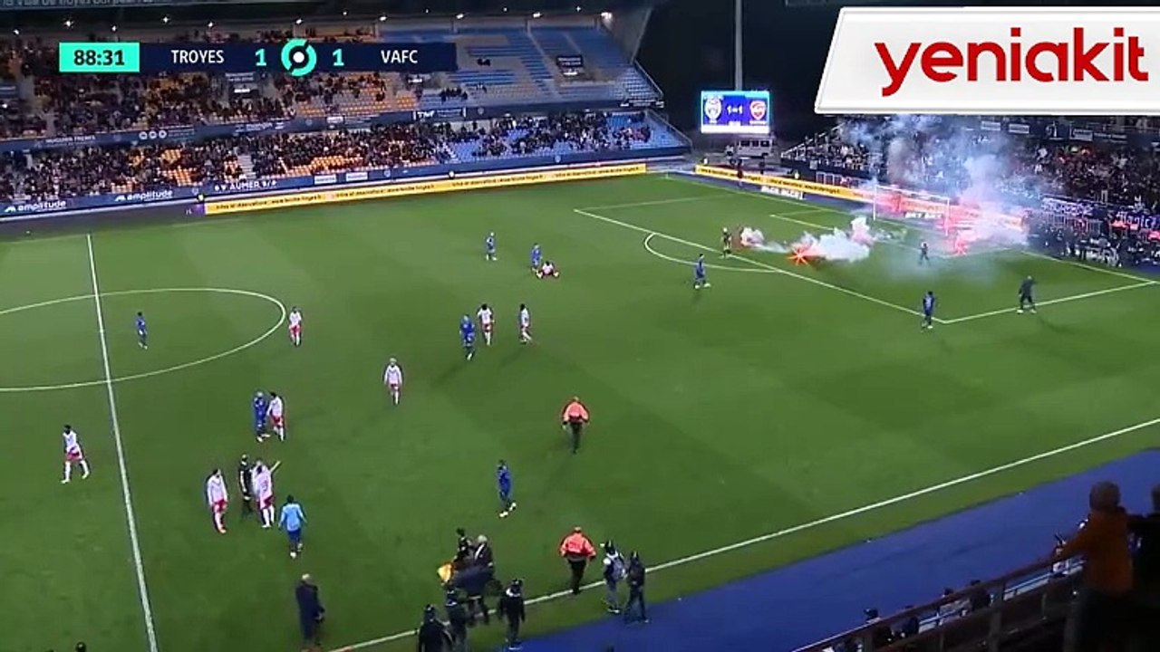 Futbolcular taraftardan aşağı kalmadı! Sahaya atılan meşaleleri tribüne fırlattı