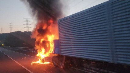 울산 동해고속도로 25톤 화물차 불..."타이어 과열" / YTN