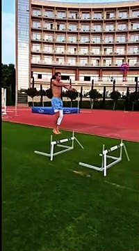 Atletica, show di Gianmarco Tamberi: i balzi (a piedi nudi) fra gli ostacoli sono impressionanti