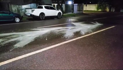 Cimento é usado para conter óleo diesel e evitar acidentes em cruzamento no Parque São Paulo