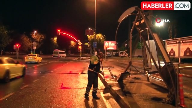 Maltepe'de alkollü sürücü otobüs durağına girdi