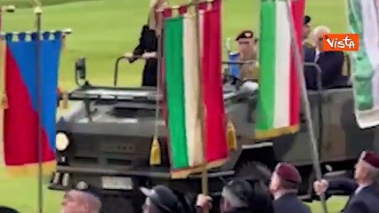 Roma: Festa dell'Esercito, Giorgia Meloni a bordo di un veicolo tattico passa in rassegna le truppe sotto il diluvio