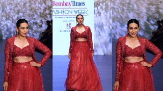 Bombay Times Fashion Week में Karisma Kapoor ने Ramp पर दिखाया जलवा, लाल लहंगे में दिखीं खूबसूरत