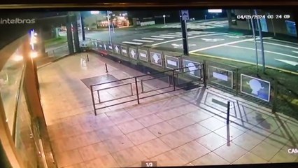 Batida entre S-10 e Uno no Centro é flagrada por câmeras de segurança