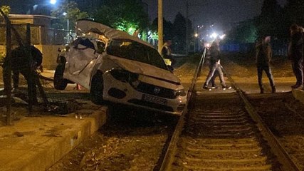 Yolcu treni otomobile çarptı