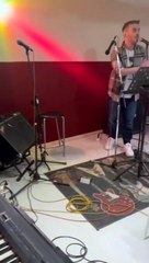 Ο Χατζηγιάννης εύχεται «καλή Ανάσταση» με τον πιο ξεχωριστό τρόπο... τραγουδώντας Γιώργο Νταλάρα!