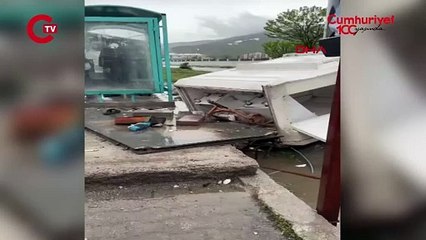 Minibüs kaldırımda yürüyenlere çarptı: 1 ölü 2 yaralı