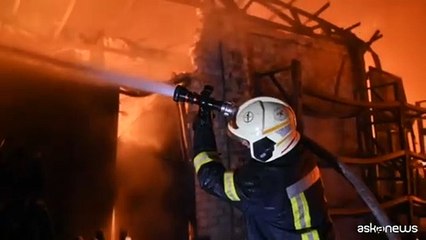 Ucraina, attacco con droni a Kharkiv: scoppiano tre incendi, feriti